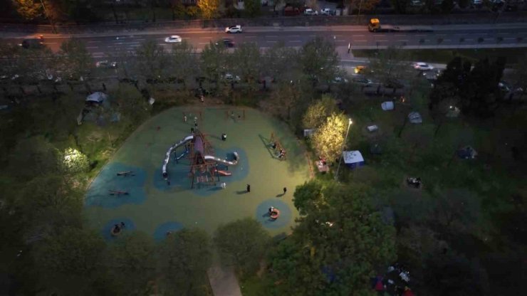KAĞITHANE’DE GECEYİ DIŞARIDA GEÇİRMEK İSTEYEN VATANDAŞLAR ÇADIR KURDU