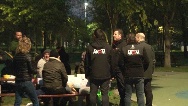 KAĞITHANE’DE GECEYİ DIŞARIDA GEÇİRMEK İSTEYEN VATANDAŞLAR ÇADIR KURDU