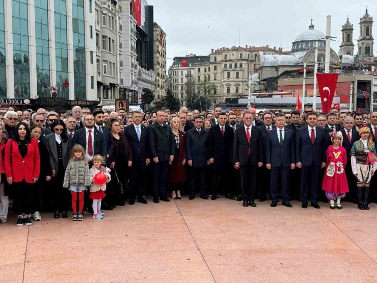 TAKSİM’DE 23 NİSAN COŞKUYLA KUTLANDI