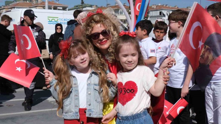 BÜYÜKÇEKMECE’DE 23 NİSAN COŞKUSU SOKAKLARA TAŞTI
