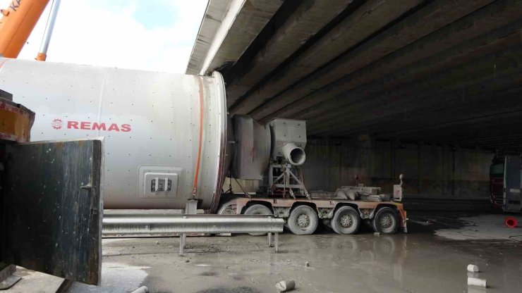 TUZLA’DA 3 GÜNDÜR KÖPRÜ ALTINDA SIKIŞAN TIRI KURTARMA OPERASYONU