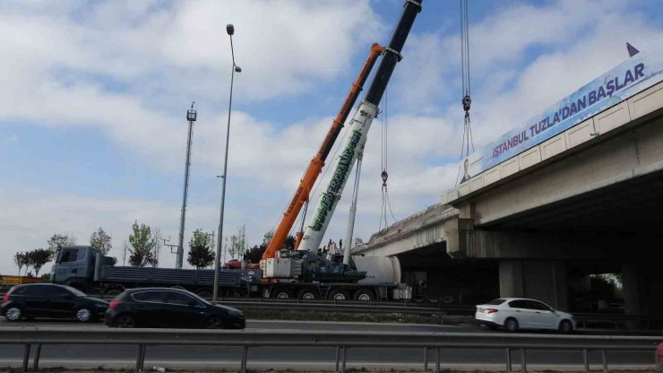 TUZLA’DA 3 GÜNDÜR KÖPRÜ ALTINDA SIKIŞAN TIRI KURTARMA OPERASYONU