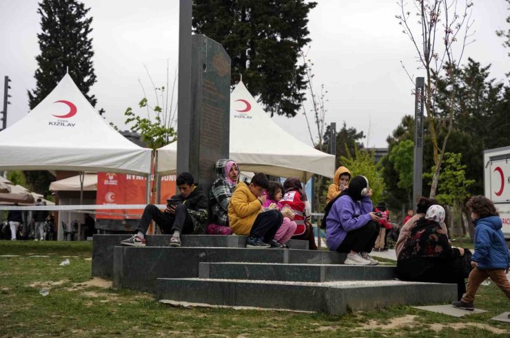 KONYA BÜYÜKŞEHİR BELEDİYESİ’NDEN PARKTA ÇADIR KURAN VATANDAŞLARA YEMEK İKRAMI
