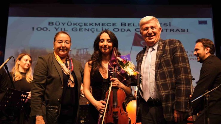 BÜYÜKÇEKMECE’DE GENÇ YETENEKLER UNUTULMAZ BİR KONSERE İMZA ATTI