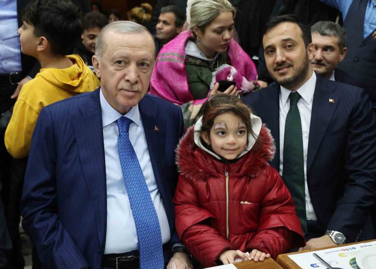 CUMHURBAŞKANI ERDOĞAN’DAN GECEYİ DIŞARDA GEÇİREN VATANDAŞLARI ZİYARET