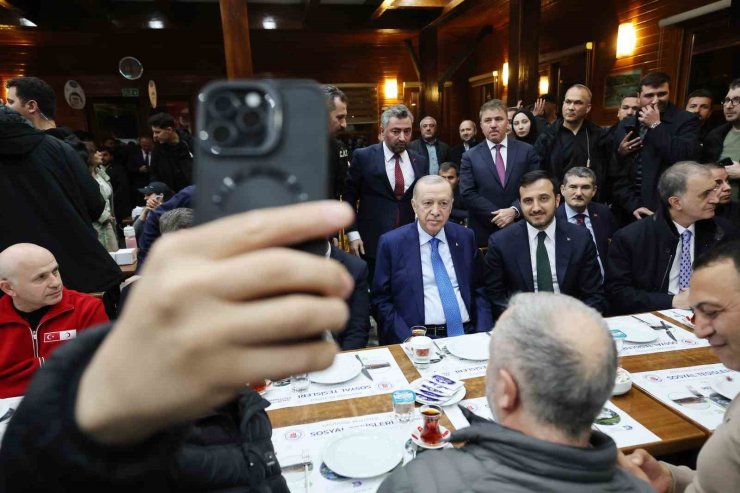 CUMHURBAŞKANI ERDOĞAN’DAN GECEYİ DIŞARDA GEÇİREN VATANDAŞLARI ZİYARET