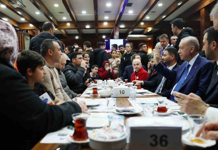 CUMHURBAŞKANI ERDOĞAN’DAN GECEYİ DIŞARDA GEÇİREN VATANDAŞLARI ZİYARET