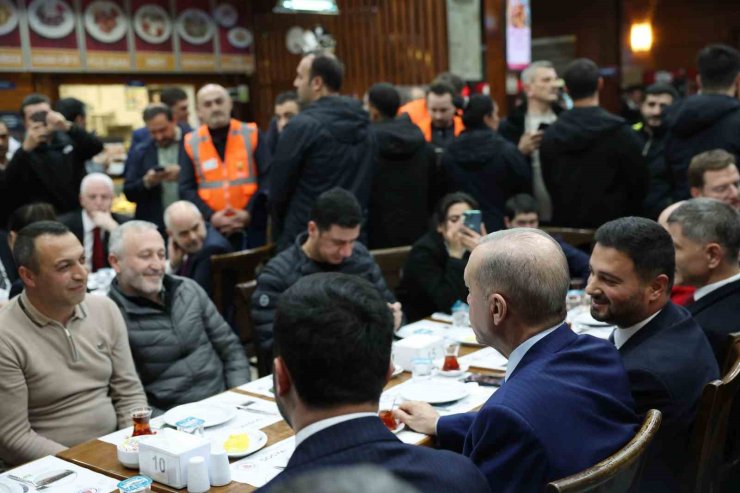 CUMHURBAŞKANI ERDOĞAN’DAN GECEYİ DIŞARDA GEÇİREN VATANDAŞLARI ZİYARET