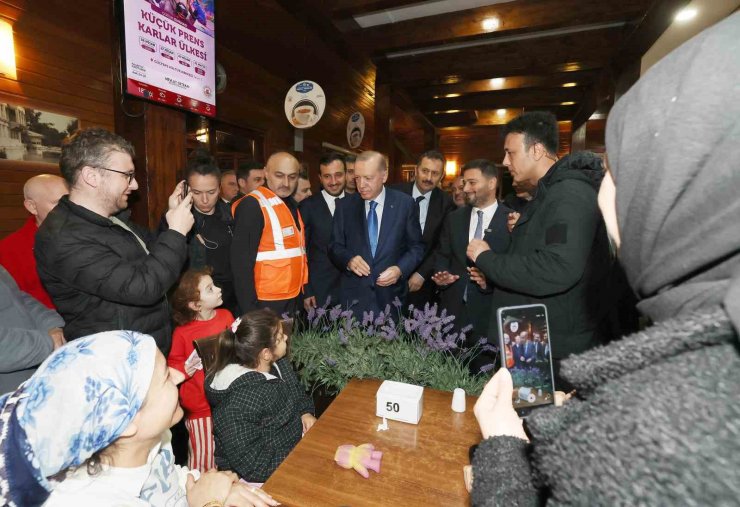 CUMHURBAŞKANI ERDOĞAN’DAN GECEYİ DIŞARDA GEÇİREN VATANDAŞLARI ZİYARET