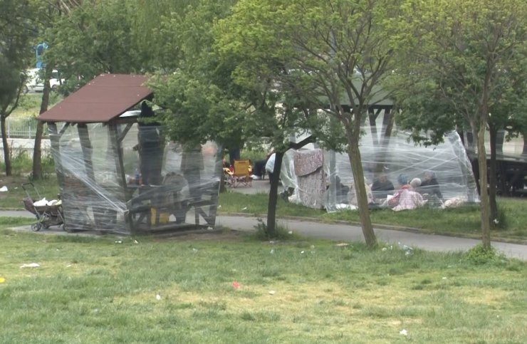 SOĞUKTAN KORUNMAK İÇİN BANKLARIN VE AĞAÇLARIN ETRAFINI STREÇ İLE KAPLADILAR