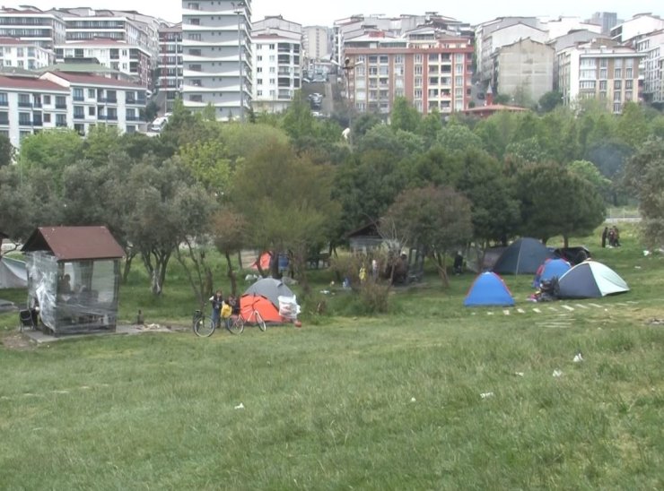 SOĞUKTAN KORUNMAK İÇİN BANKLARIN VE AĞAÇLARIN ETRAFINI STREÇ İLE KAPLADILAR