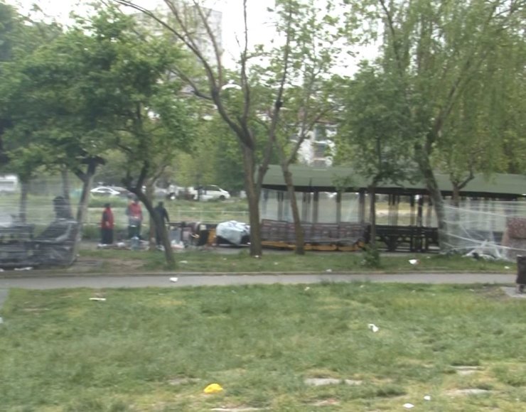 SOĞUKTAN KORUNMAK İÇİN BANKLARIN VE AĞAÇLARIN ETRAFINI STREÇ İLE KAPLADILAR