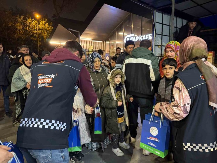 DEPREMİN ARDINDAN ARNAVUTKÖY BELEDİYESİ SEFERBER OLDU