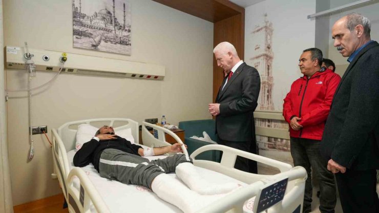 İSTANBUL VALİSİ DAVUT GÜL DEPREMDE YARALANAN VATANDAŞLARI ZİYARET ETTİ