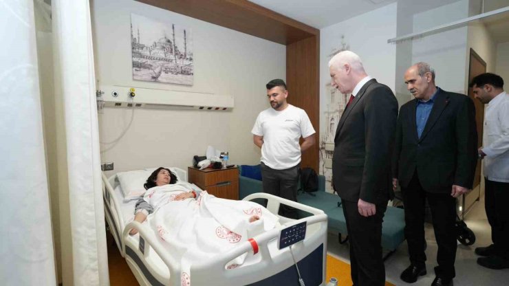 İSTANBUL VALİSİ DAVUT GÜL DEPREMDE YARALANAN VATANDAŞLARI ZİYARET ETTİ