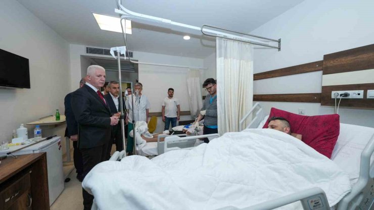 İSTANBUL VALİSİ DAVUT GÜL DEPREMDE YARALANAN VATANDAŞLARI HASTANEDE ZİYARET ETTİ