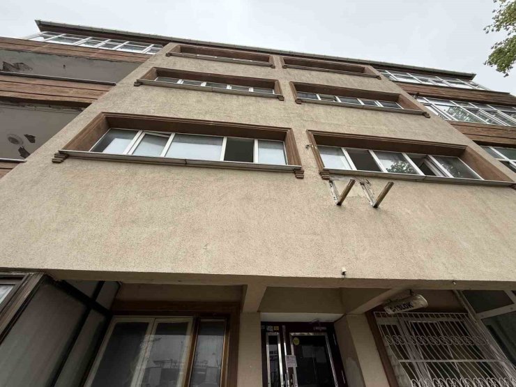 AVCILAR’DA DEPREM SONRASI 2 BİNA MÜHÜRLENDİ
