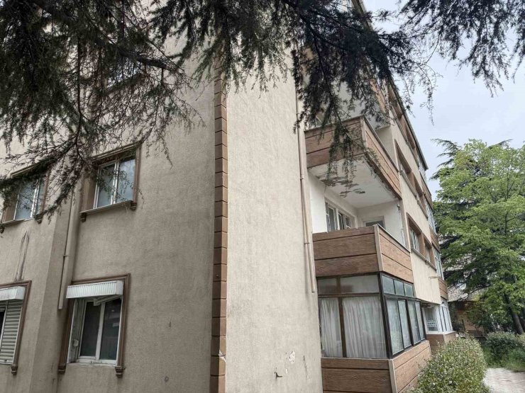 AVCILAR’DA DEPREM SONRASI 2 BİNA MÜHÜRLENDİ