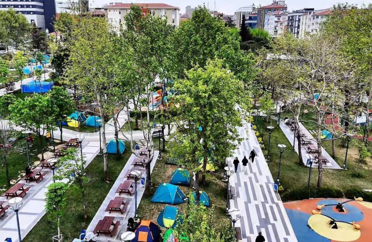 VATANDAŞLAR YENİ GÜNE PARK VE ÇADIRLARDA UYANDI
