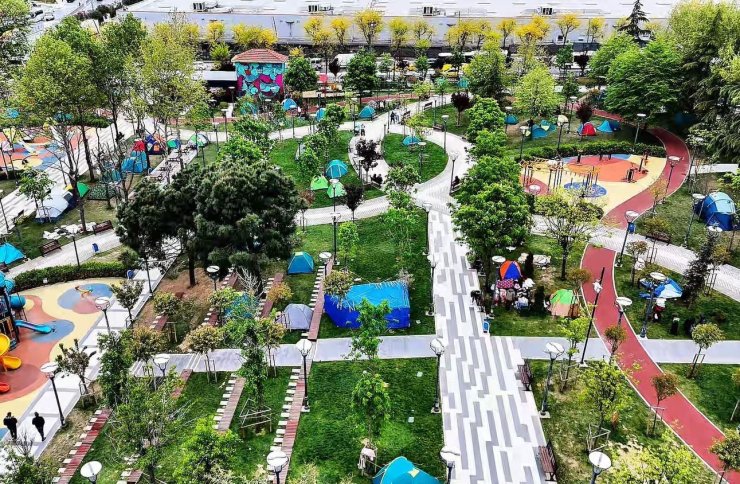 VATANDAŞLAR YENİ GÜNE PARK VE ÇADIRLARDA UYANDI