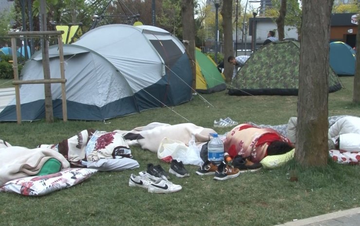 VATANDAŞLAR YENİ GÜNE PARK VE ÇADIRLARDA UYANDI