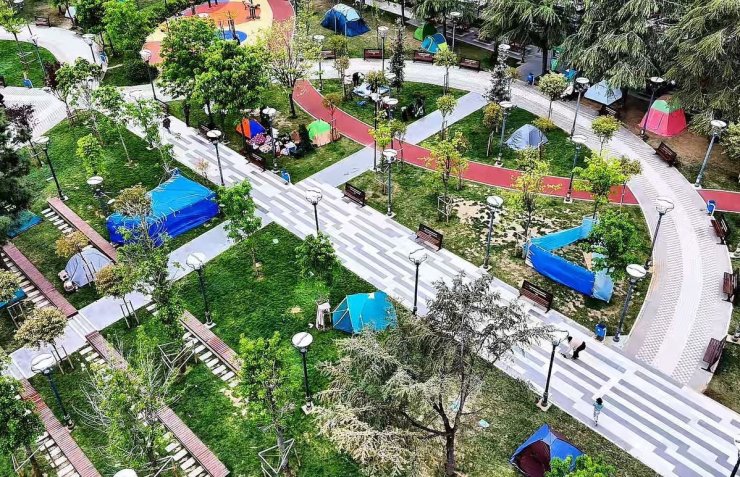 VATANDAŞLAR YENİ GÜNE PARK VE ÇADIRLARDA UYANDI