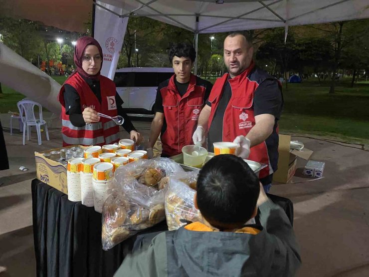 VAKIFLAR’DAN DEPREMİN ARDINDAN GECEYİ PARKTA GEÇİREN VATANDAŞLARA İKRAM