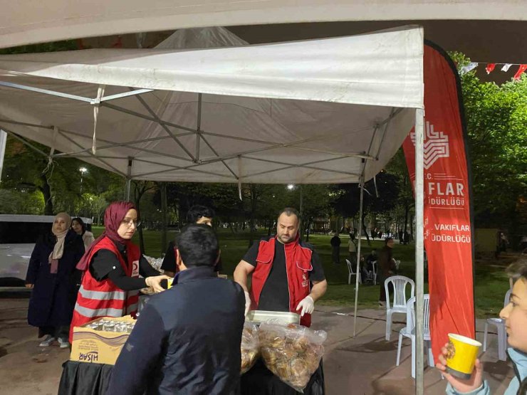 VAKIFLAR’DAN DEPREMİN ARDINDAN GECEYİ PARKTA GEÇİREN VATANDAŞLARA İKRAM