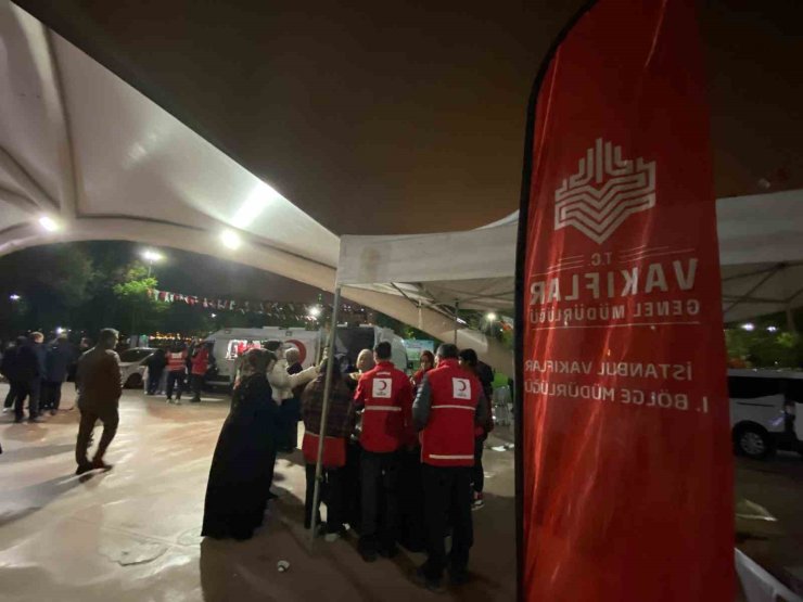 VAKIFLAR’DAN DEPREMİN ARDINDAN GECEYİ PARKTA GEÇİREN VATANDAŞLARA İKRAM