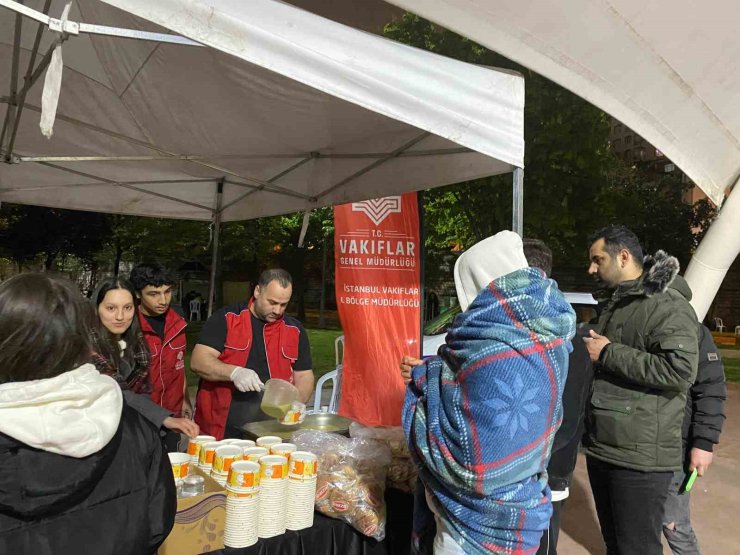 VAKIFLAR’DAN DEPREMİN ARDINDAN GECEYİ PARKTA GEÇİREN VATANDAŞLARA İKRAM