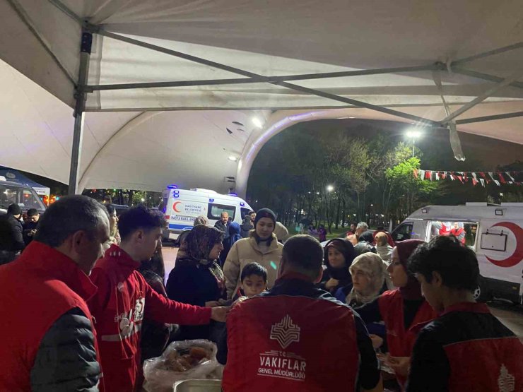VAKIFLAR’DAN DEPREMİN ARDINDAN GECEYİ PARKTA GEÇİREN VATANDAŞLARA İKRAM