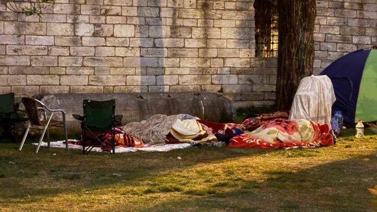 İSTANBULLULAR DEPREMİN ARDINDAN GECEYİ PARKLARA KURDUKLARI ÇADIRLARDA GEÇİRİYOR