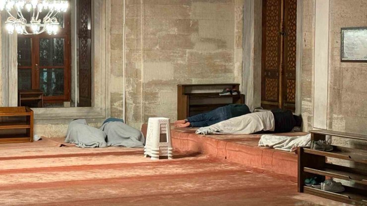 İSTANBULLULAR DEPREMİN ARDINDAN GECEYİ PARKLARA KURDUKLARI ÇADIRLARDA GEÇİRİYOR