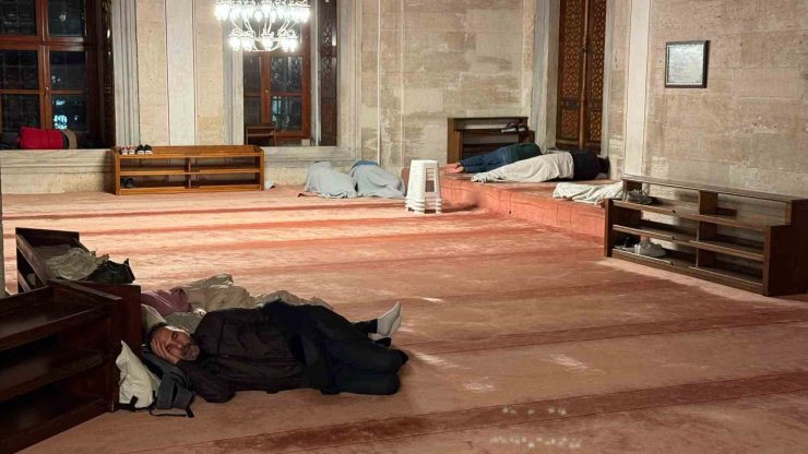 İSTANBULLULAR DEPREMİN ARDINDAN GECEYİ PARKLARA KURDUKLARI ÇADIRLARDA GEÇİRİYOR