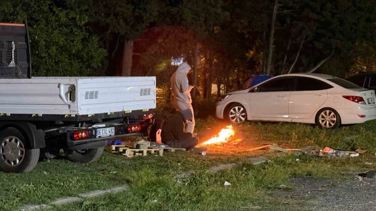 İSTANBULLULAR DEPREMİN ARDINDAN GECEYİ PARKLARA KURDUKLARI ÇADIRLARDA GEÇİRİYOR