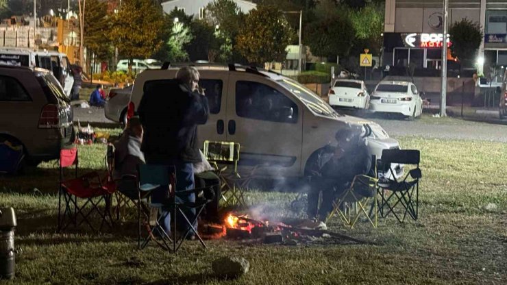 İSTANBULLULAR DEPREMİN ARDINDAN GECEYİ PARKLARA KURDUKLARI ÇADIRLARDA GEÇİRİYOR