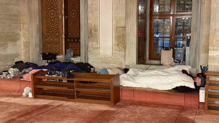 İSTANBULLULAR DEPREMİN ARDINDAN GECEYİ PARKLARA KURDUKLARI ÇADIRLARDA GEÇİRİYOR