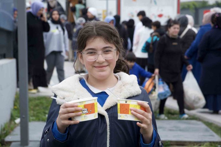 KONYA BÜYÜKŞEHİR BELEDİYESİ’NDEN PARKTA ÇADIR KURAN VATANDAŞLARA YEMEK İKRAMI