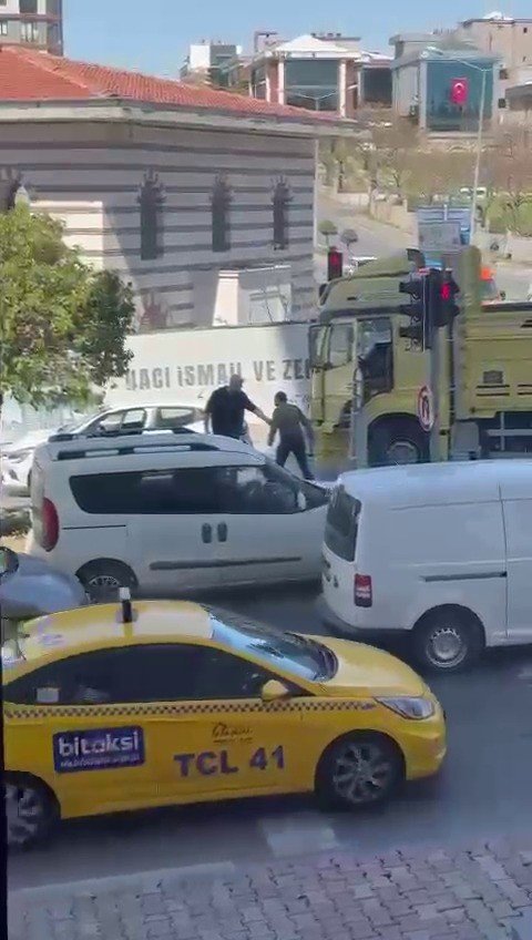 ÜMRANİYE’DE TRAFİKTE DEHŞET: KAMYON ŞOFÖRÜ ÇEKİÇLE SALDIRDI