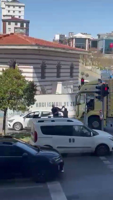 ÜMRANİYE’DE TRAFİKTE DEHŞET: KAMYON ŞOFÖRÜ ÇEKİÇLE SALDIRDI