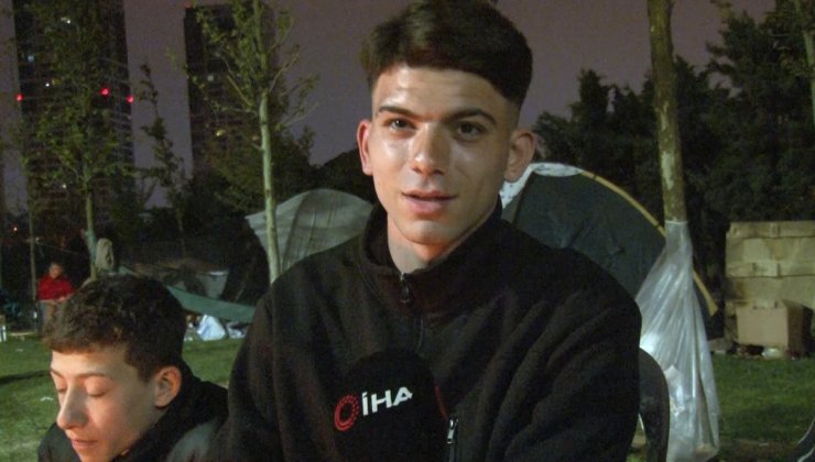 İSTANBUL’DA DEPREM SONRASI DIŞARIDA KALANLAR ATEŞ BAŞINDA ISINMAYA ÇALIŞTI