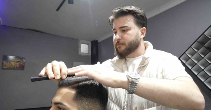 ARNAVUTKÖY’DE DEPREM ESNASINDA BERBER TIRAŞ ETTİĞİ ÇOCUĞU OMUZLAYARAK DIŞARI ÇIKTI