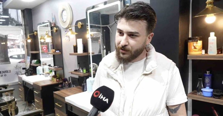 ARNAVUTKÖY’DE DEPREM ESNASINDA BERBER TIRAŞ ETTİĞİ ÇOCUĞU OMUZLAYARAK DIŞARI ÇIKTI