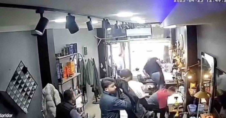 ARNAVUTKÖY’DE DEPREM ESNASINDA BERBER TIRAŞ ETTİĞİ ÇOCUĞU OMUZLAYARAK DIŞARI ÇIKTI