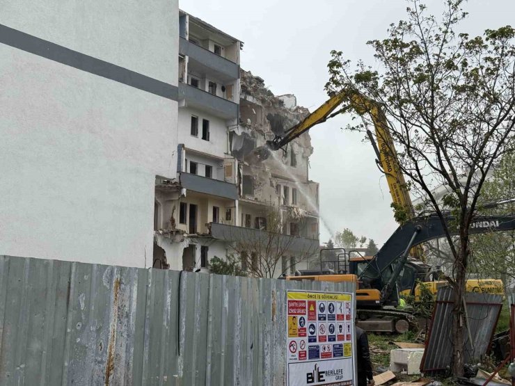 DEPREMİ EN ÇOK HİSSEDEN İLÇELERDEN BÜYÜKÇEKMECE’DE 33 YILLIK BİNADA KENTSEL DÖNÜŞÜM