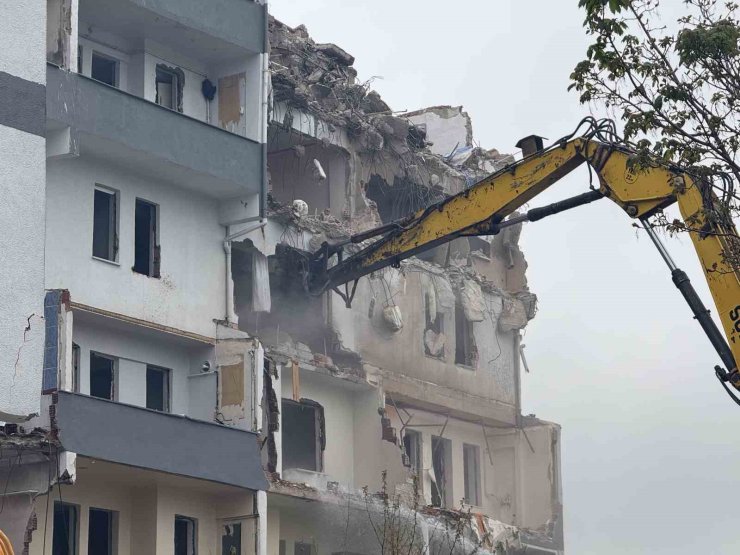DEPREMİ EN ÇOK HİSSEDEN İLÇELERDEN BÜYÜKÇEKMECE’DE 33 YILLIK BİNADA KENTSEL DÖNÜŞÜM