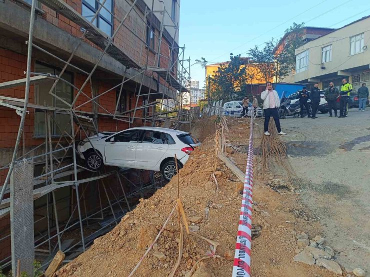 GÖRENLER ŞAŞTI KALDI: OTOMOBİLDE MAHSUR KALAN 4 KİŞİ KURTARILDI