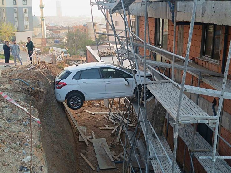 GÖRENLER ŞAŞTI KALDI: OTOMOBİLDE MAHSUR KALAN 4 KİŞİ KURTARILDI