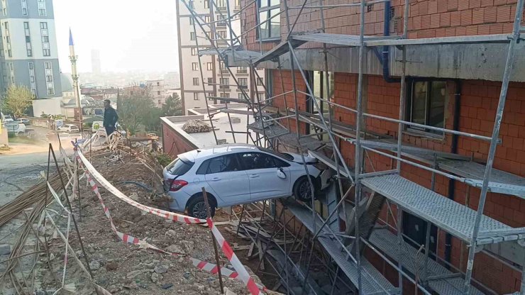GÖRENLER ŞAŞTI KALDI: OTOMOBİLDE MAHSUR KALAN 4 KİŞİ KURTARILDI