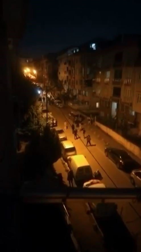 İSTANBUL’DA 4,3 BÜYÜKLÜĞÜNDE DEPREM: VATANDAŞLAR SOKAĞA DÖKÜLDÜ